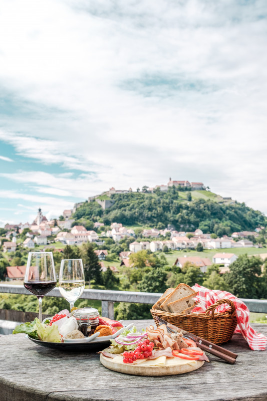 Jause auf der Terrasse des Buschenschanks Bernhart mit Blick auf die Riegersburg