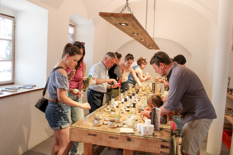 Gruppe bei Verkostung in der Schalk Mühle