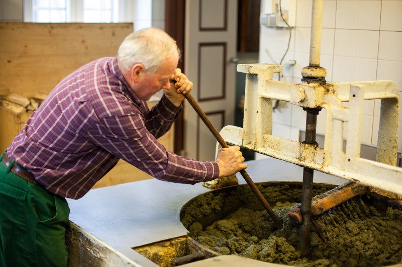 Kernöl Pressung in der Schalk Mühle im Vulkanland