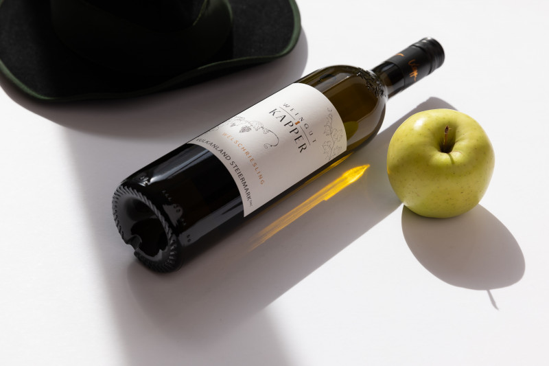 Weinflasche Kapper und grüner Apfel