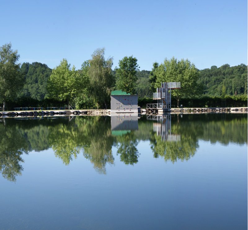 Kletterwand und Sprungturm im Seebad Riegersburg im Vulkanland Steiermark