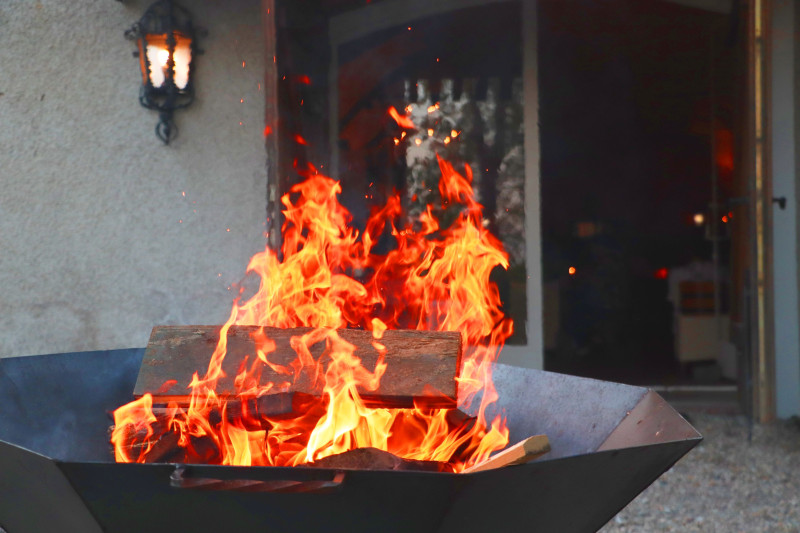 Feuer brennt in einer Feuerschale im Innenhof von Schloss Kornberg zur Langen Nacht der Kulinarik