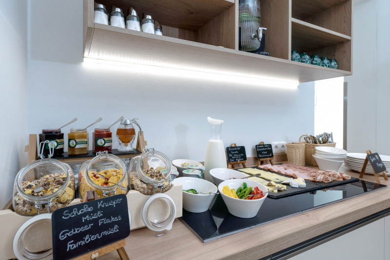 Frühstücksbuffet mit Müsli, Gemüse und Aufschnittplatten im Landhaus Bad Gleichenberg