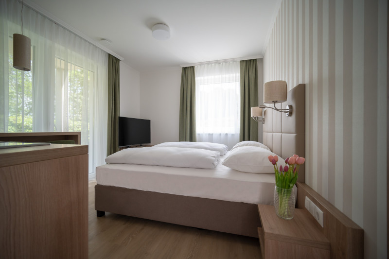 Doppelbett mit weißer Wäsche im Landhaus Bad Gleichenberg