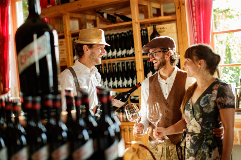 Ein Pärchen verkostet Wein direkt beim Produzenten